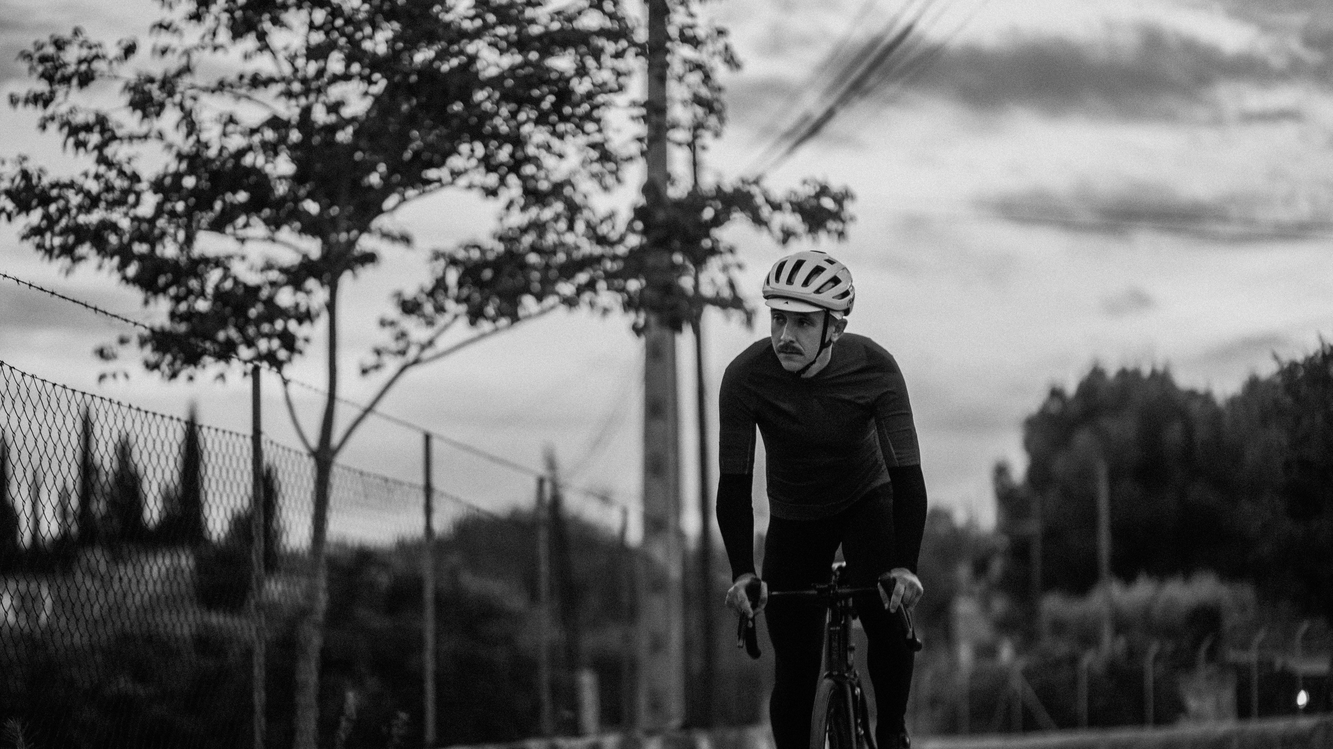 Rennradfahrer in den Bergen im PIPPO Outfit