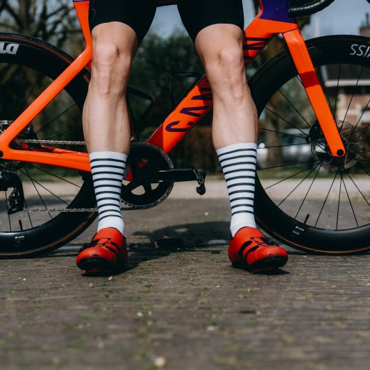 | Getestet von Profis | Aerodynamische, lange Rennradsocken in Weiß und Schwarz, wie sie im Profiradsport eingesetzt werde
