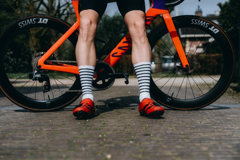 | Getestet von Profis | Aerodynamische, lange Rennradsocken in Weiß und Schwarz, wie sie im Profiradsport eingesetzt werde