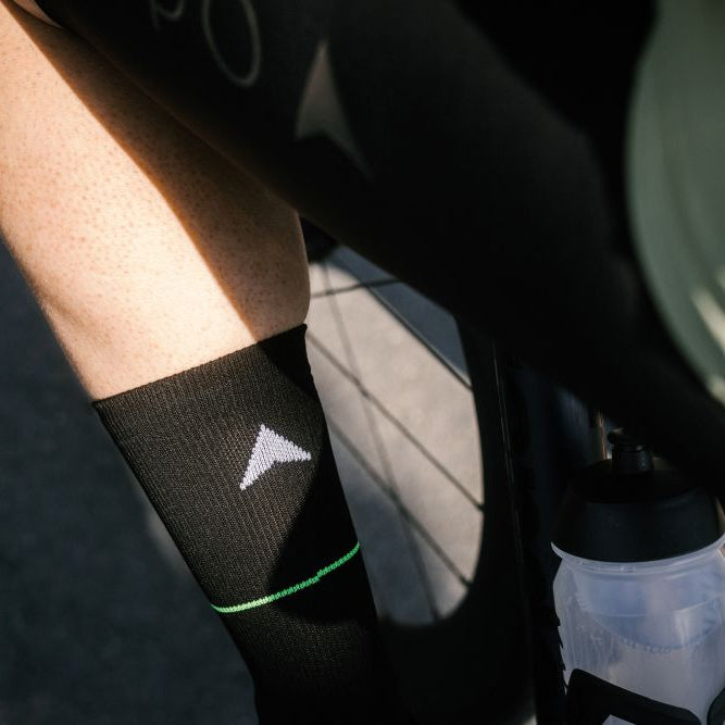 Professional cycling socks for road biking | PIPPO Logo| eonfarbene Streifen auf beiden Socken symbolisieren Gleichheit; das sichtbare PIPPO-Logo ergänzt das Design.