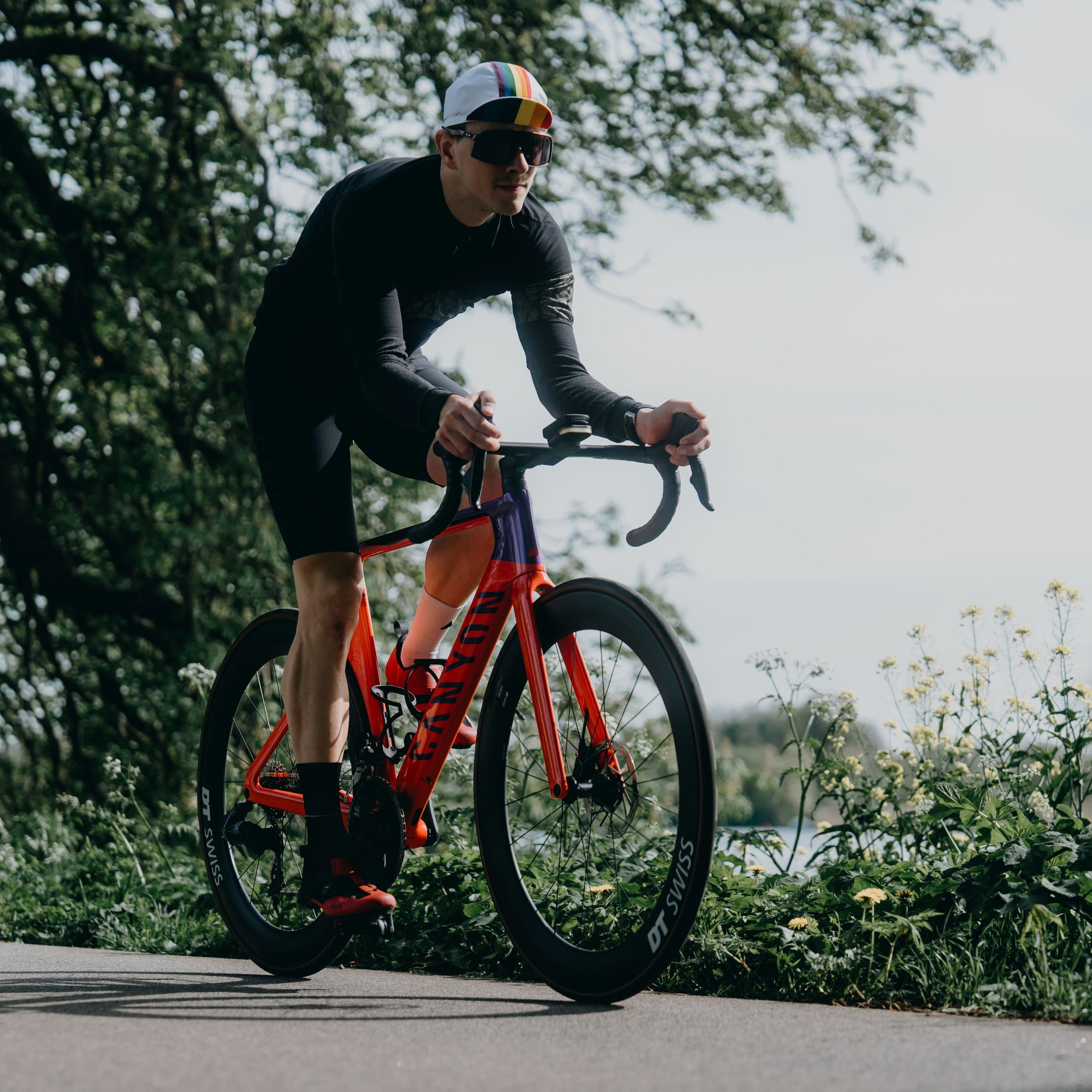 Rennradfahrer schwarzer Rennradtrikot mit bib short