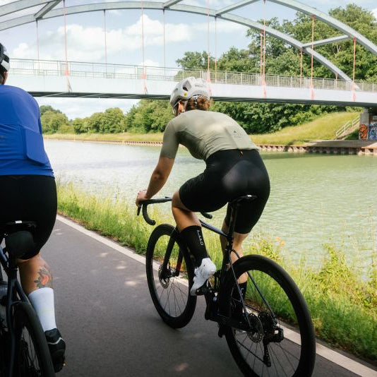 Professional grünes Rennradtrikot| Reflektierendes Design|Reflektierendes Design für bessere Sichtbarkeit und zusätzliche Sicherheit bei schlechten Lichtverhältnissen.