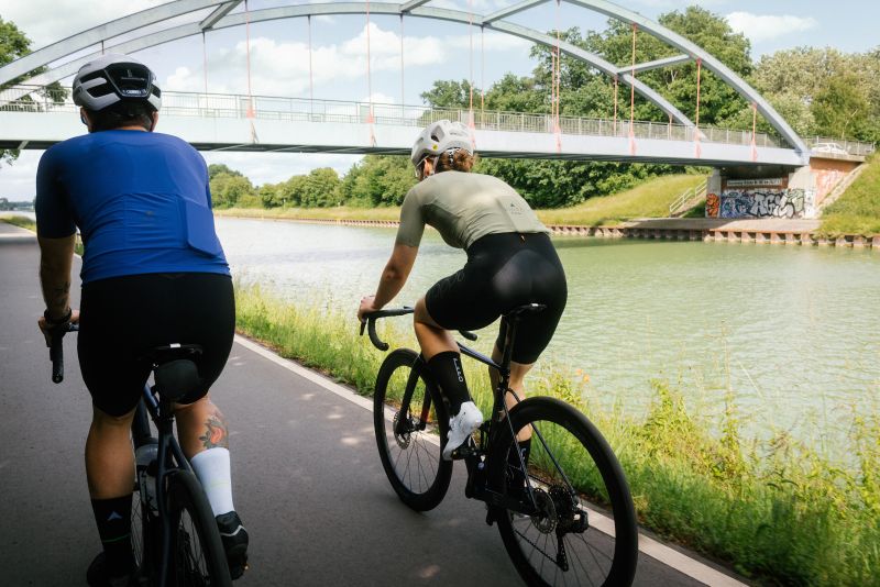 Professional grünes Rennradtrikot| Reflektierendes Design|Reflektierendes Design für bessere Sichtbarkeit und zusätzliche Sicherheit bei schlechten Lichtverhältnissen.