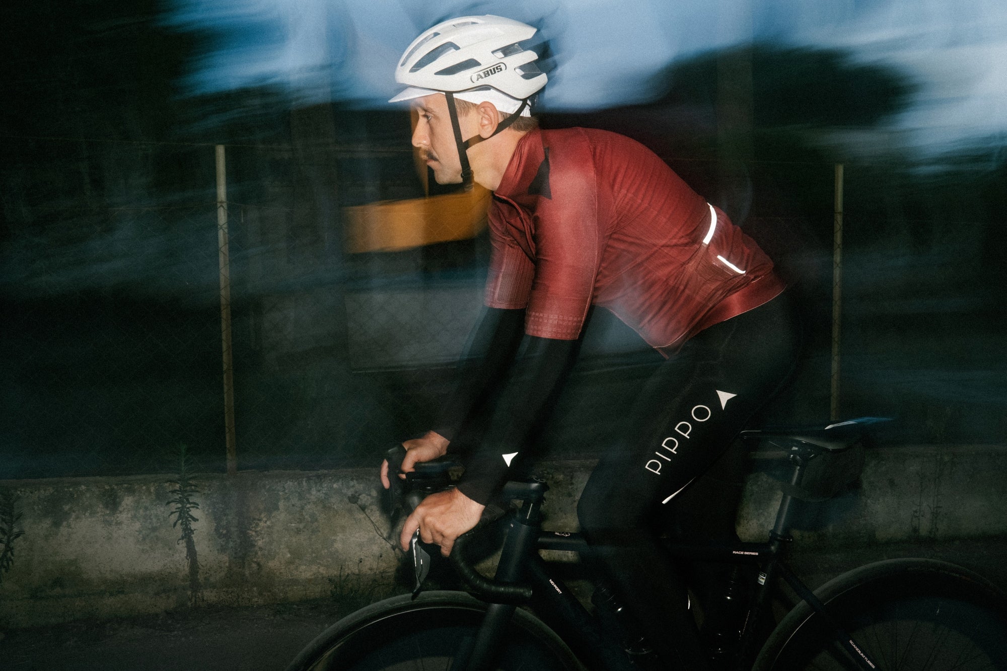 PIPPO schwarze Rennrad-Armlinge | Reflektierende Details | Hochfunktionale Armlinge mit reflektierenden Elementen für erhöhte Sicherheit, klar erkennbare Silhouette und optimalen Komfort beim Fahren.