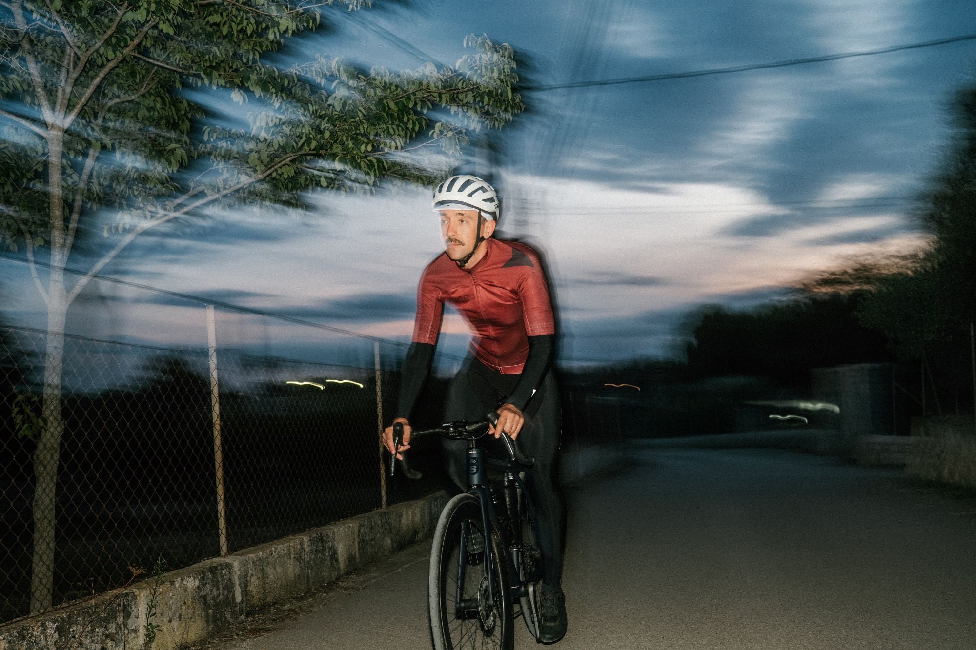 PIPPO schwarze Rennrad-Armlinge | Reflektierende Details für bessere Sichtbarkeit im Dunkeln | Hochfunktionale Armlinge mit reflektierenden Elementen für erhöhte Sicherheit, klar erkennbare Silhouette und optimalen Komfort beim Fahren.