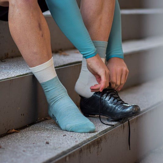 Professional cycling socks for road biking | Slogan Redefine your Limits |Mintgrüne Rennradsocken mit dem Slogan ‚Redefine Your Limits‘ an der Außenseite, atmungsaktiv und bequem, ideal für Rennradfahrer.