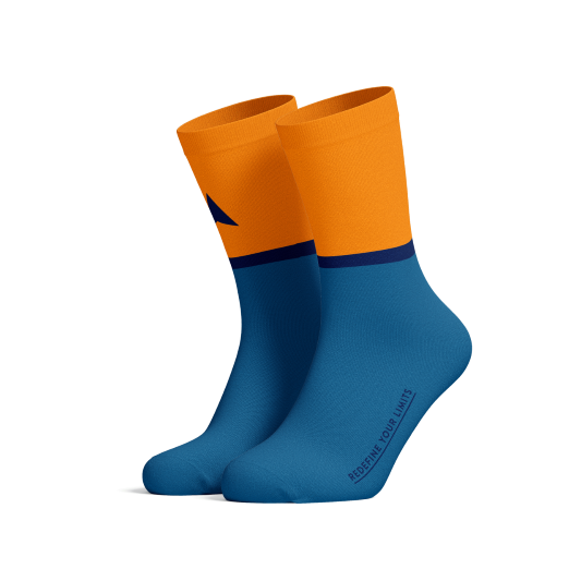 Professional cycling socks for road biking | Angenehm auf der Haut |Merino-Rennradsocken in Orange und Blau – rutschfeste Passform mit leichter, angenehm stützender Kompression, die weder einschneidet noch kratzt und optimalen Komfort auf jeder Fahrt bietet.