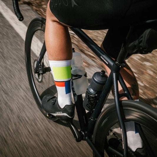 Professional cycling socks for road biking | Doppelter Bund | Leichte Kompression, die perfekt sitzt, nicht verrutscht und weder einschnürt noch kratzt.