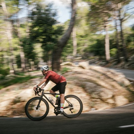 | Wabentechnologie | Hochwertige Materialzusammensetzung mit Wabentechnologie sorgt für optimale Atmungsaktivität und ein angenehm trockenes Tragegefühl – auch bei langen Fahrten