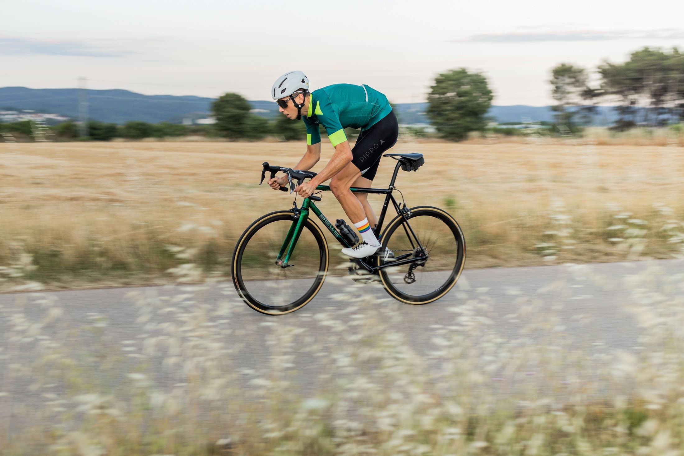 Schwarze Premium Rennradhose | Nahtarm für maximalen Komfort| Weniger Nähte bedeuten weniger Reibung auf langen Fahrten. Unsere Bib Short sorgt so für optimalen Sitz und höchsten Tragekomfort bei jeder Tour.