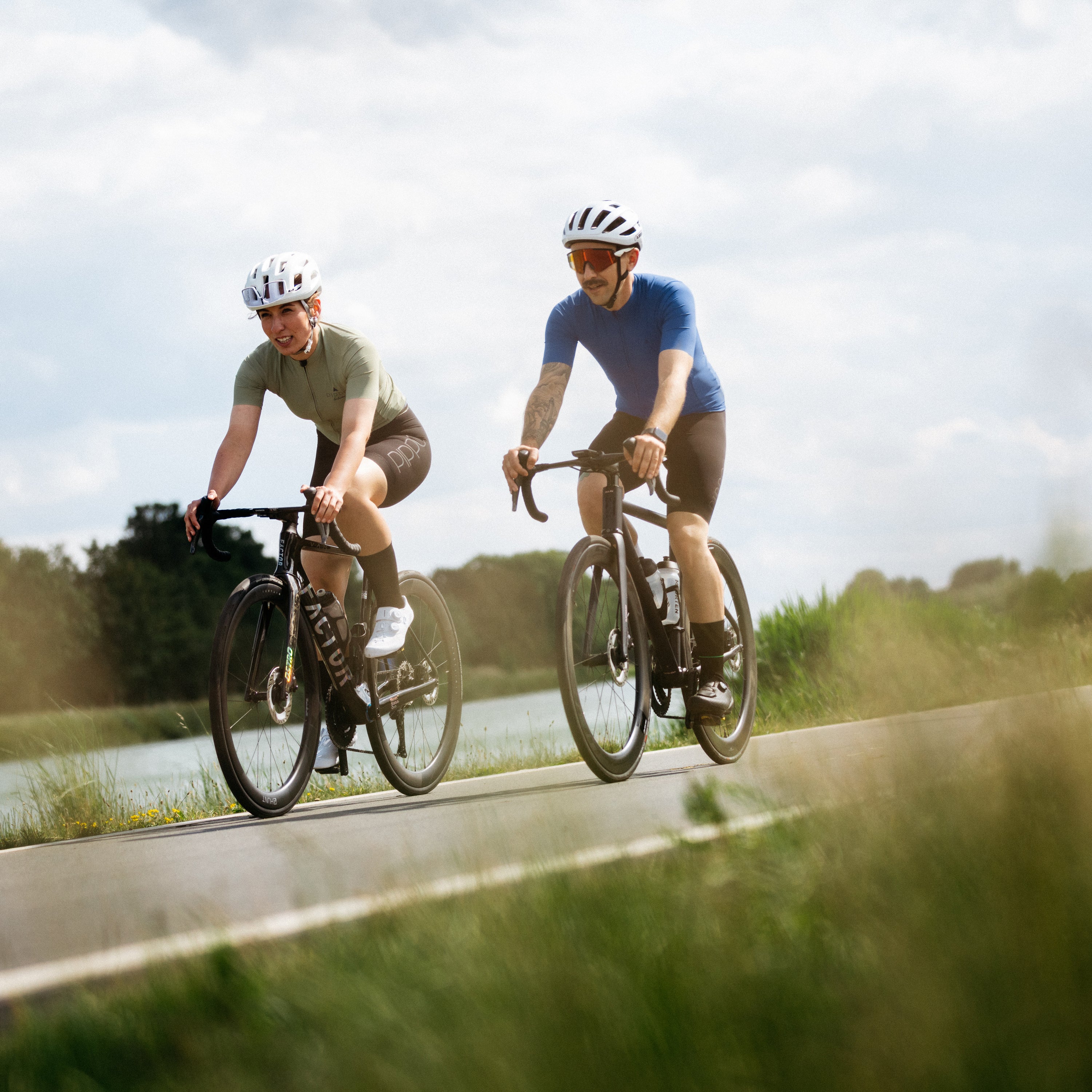 Professional cycling socks for road biking | Aerodynamsicher Schnitt |Aerodynamischer Schnitt für optimale Leistungsfähigkeit und reduzierte Luftwiderstände bei hoher Geschwindigkeit.