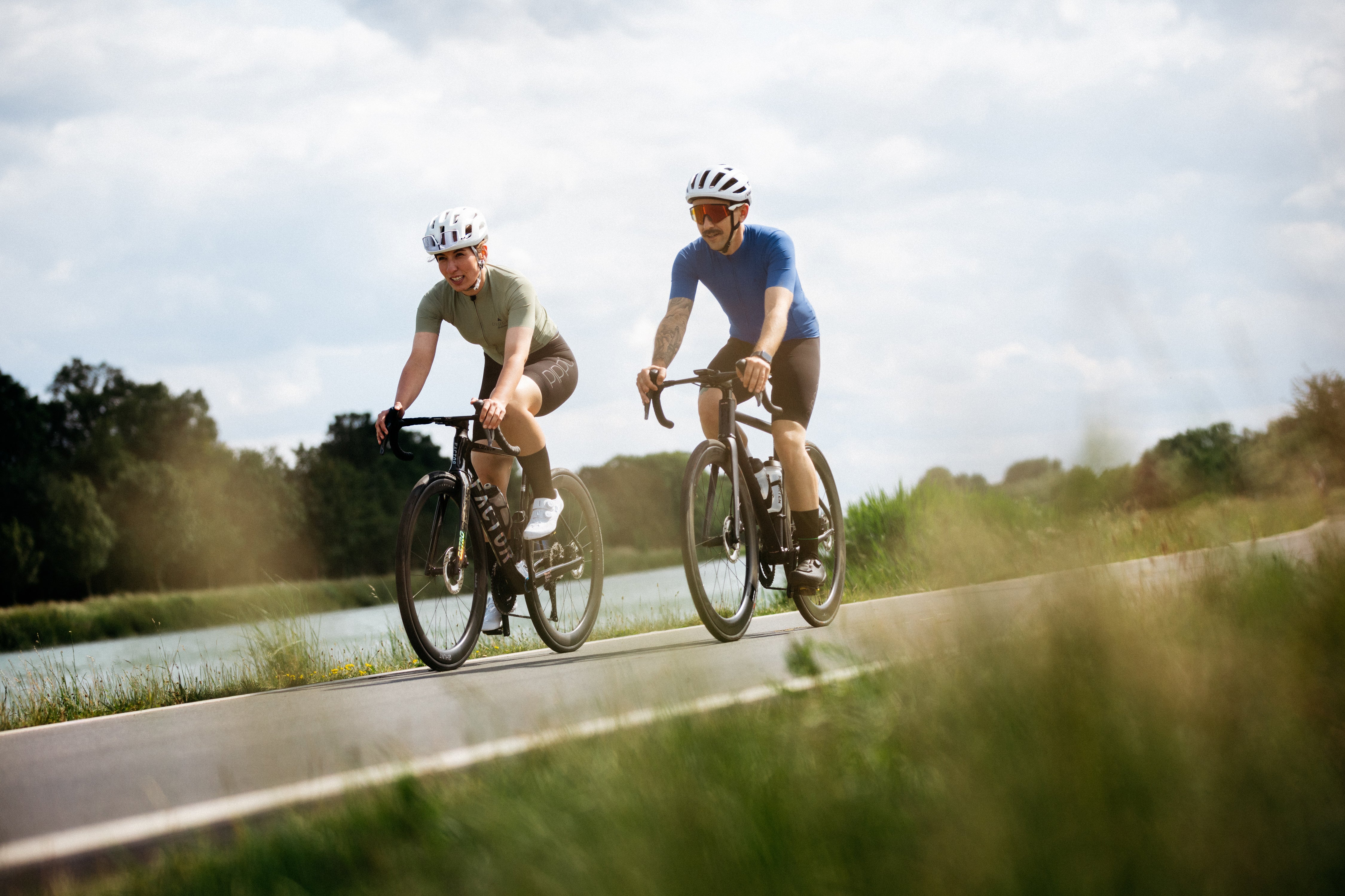 Professional cycling socks for road biking | Aerodynamsicher Schnitt |Aerodynamischer Schnitt für optimale Leistungsfähigkeit und reduzierte Luftwiderstände bei hoher Geschwindigkeit.