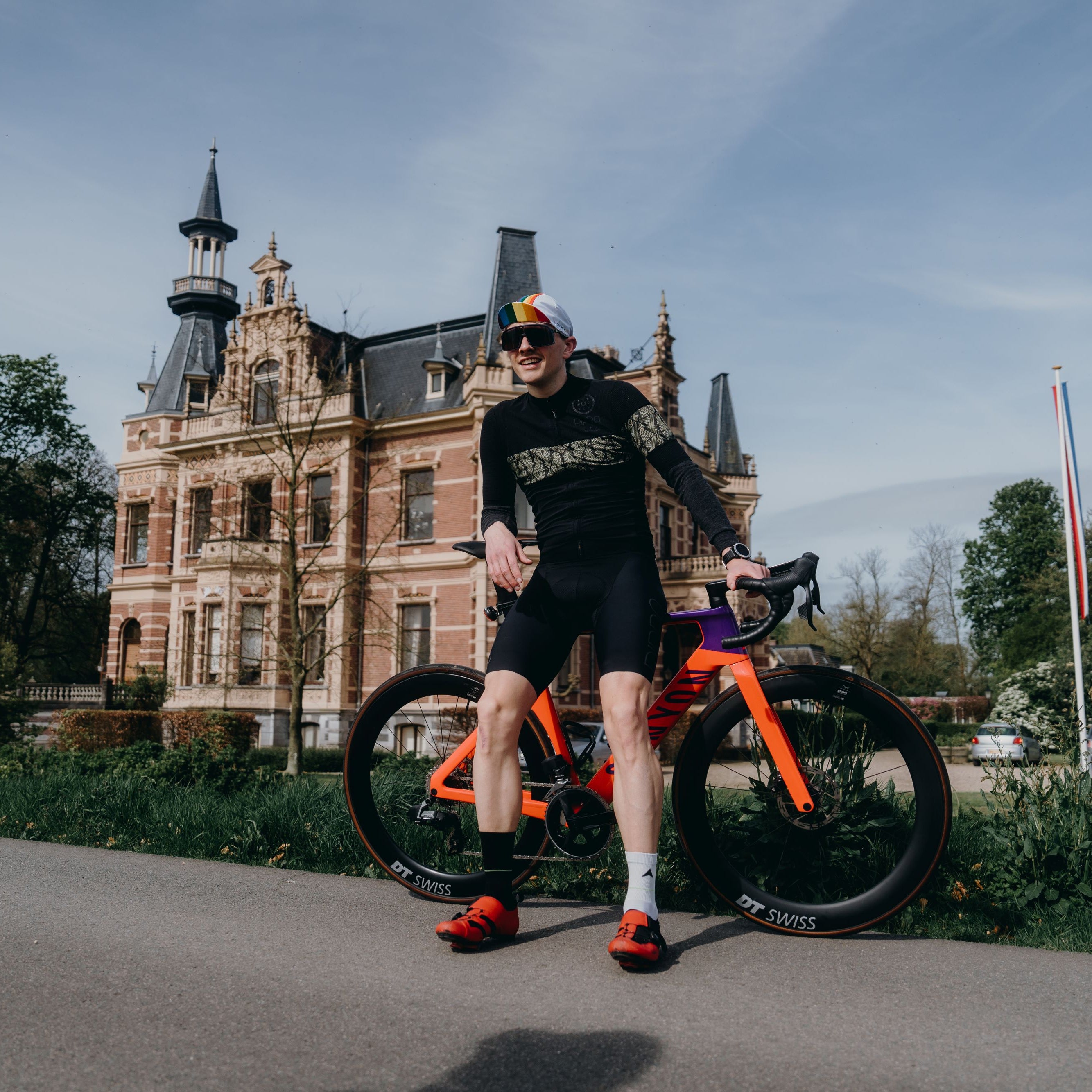 Professional cycling socks for road biking | Pfeil-Logo | PIPPO-Socken mit Pfeil-Logo auf beiden Seiten, geeignet für Radfahren und Laufen.