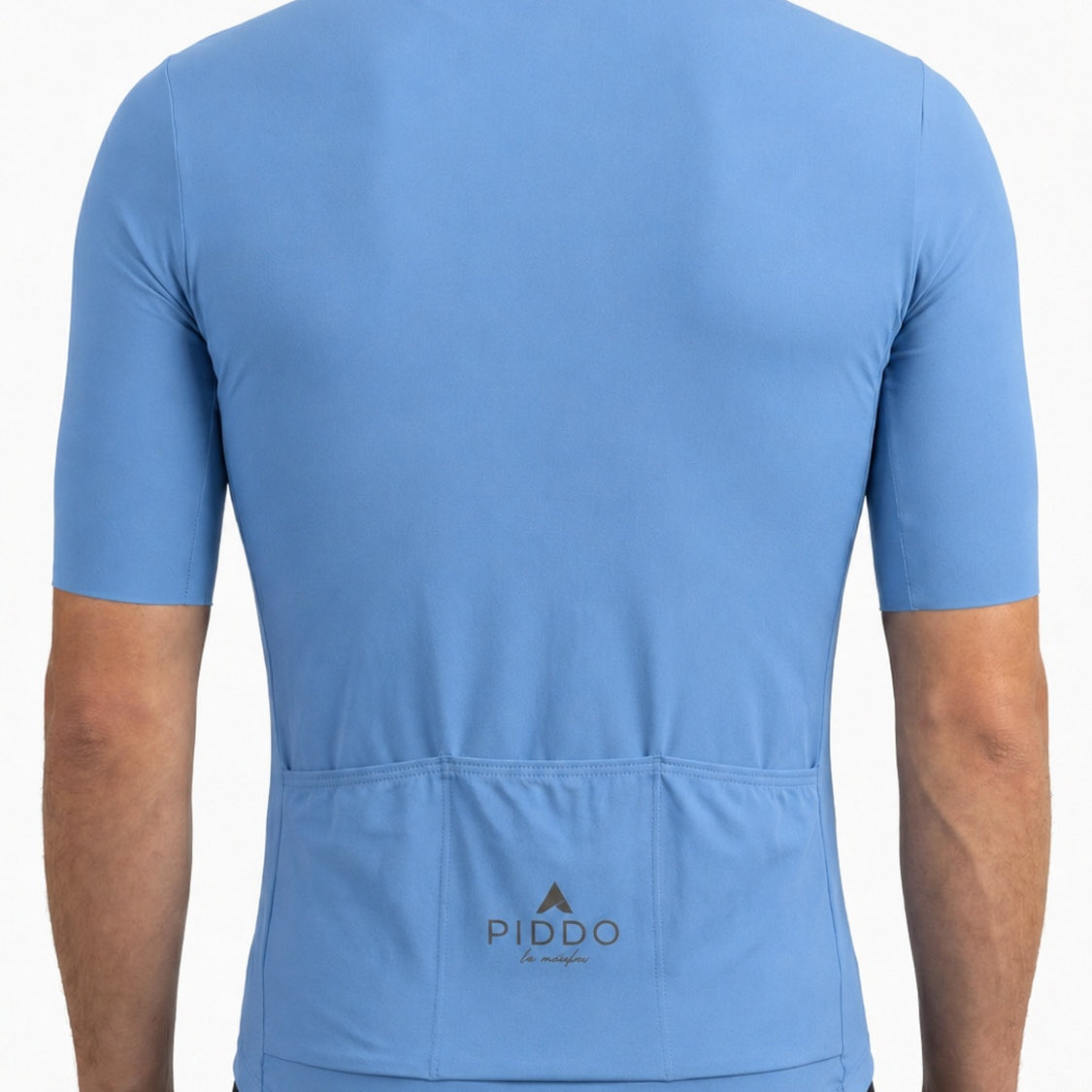 Rückansicht des PIPPO Amsterdam Performance-Radtrikots in Hellblau. Das Rennradtrikot bietet eine aerodynamische Passform, drei funktionale Rückentaschen und einen verlängerten Rücken für hohen Komfort bei Training, langen Ausfahrten und Wettkämpfen.