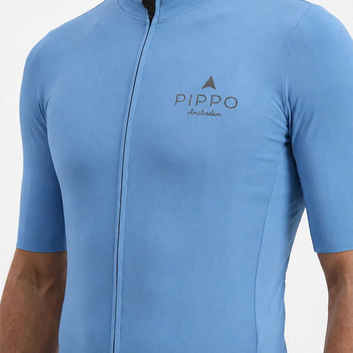 Detailaufnahme des PIPPO Amsterdam Performance-Radtrikots in Hellblau. Das Rennradtrikot überzeugt mit aerodynamischer Passform, hochwertigem Funktionsmaterial, durchgehendem Frontreißverschluss und einem zeitlosen, minimalistischen Design für anspruchsvolle Radsportlerinnen und Radsportler.