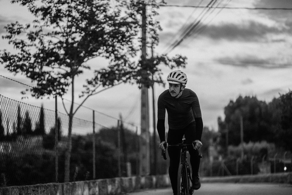 Rennradfahrer in den Bergen im PIPPO Outfit