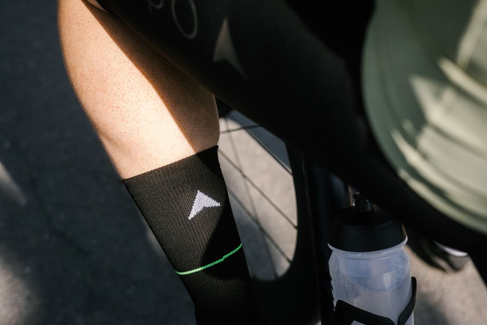 Professional cycling socks for road biking | PIPPO Logo| eonfarbene Streifen auf beiden Socken symbolisieren Gleichheit; das sichtbare PIPPO-Logo ergänzt das Design.