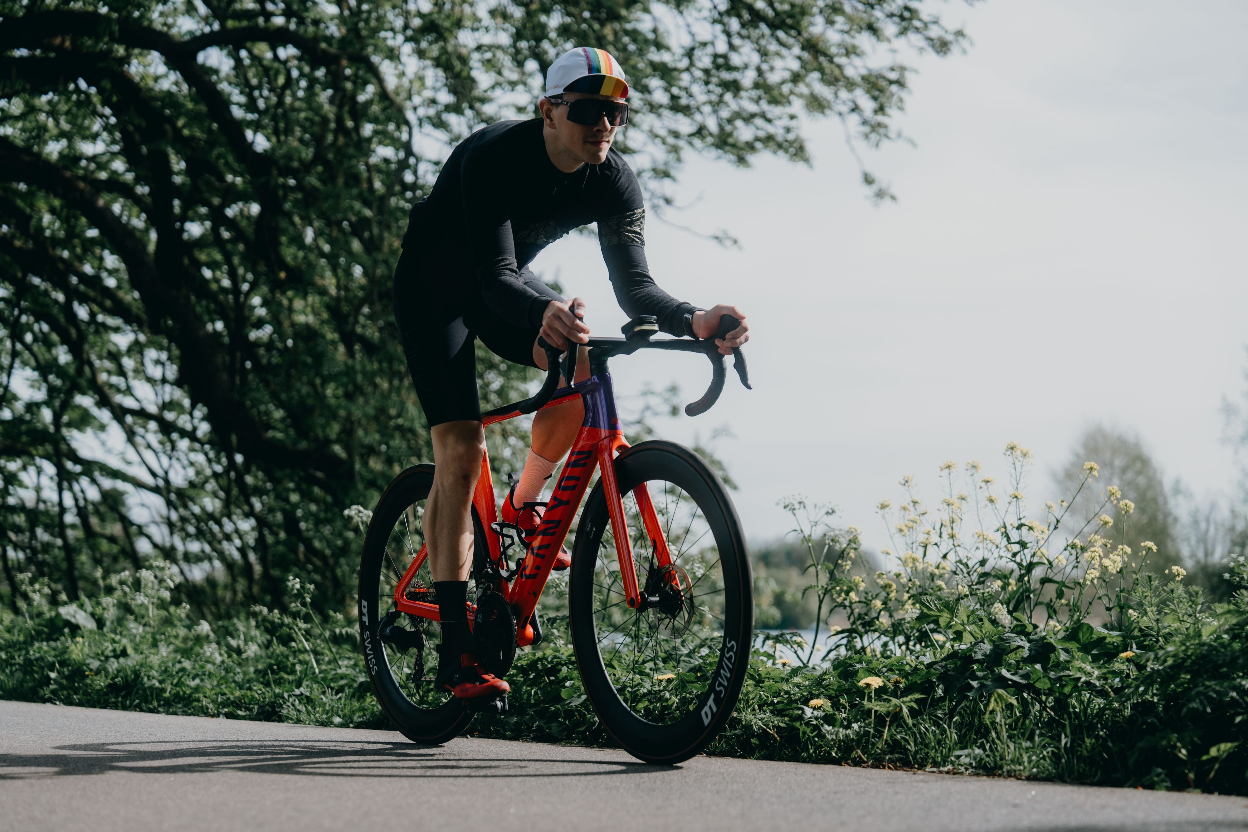 Professional cycling socks for road biking | Kein Verrutschen | Leichte Kompression, die perfekt sitzt, nicht verrutscht und weder einschnürt noch kratzt. Für ein angenehm stützendes Tragegefühl auf jeder Fahrt.