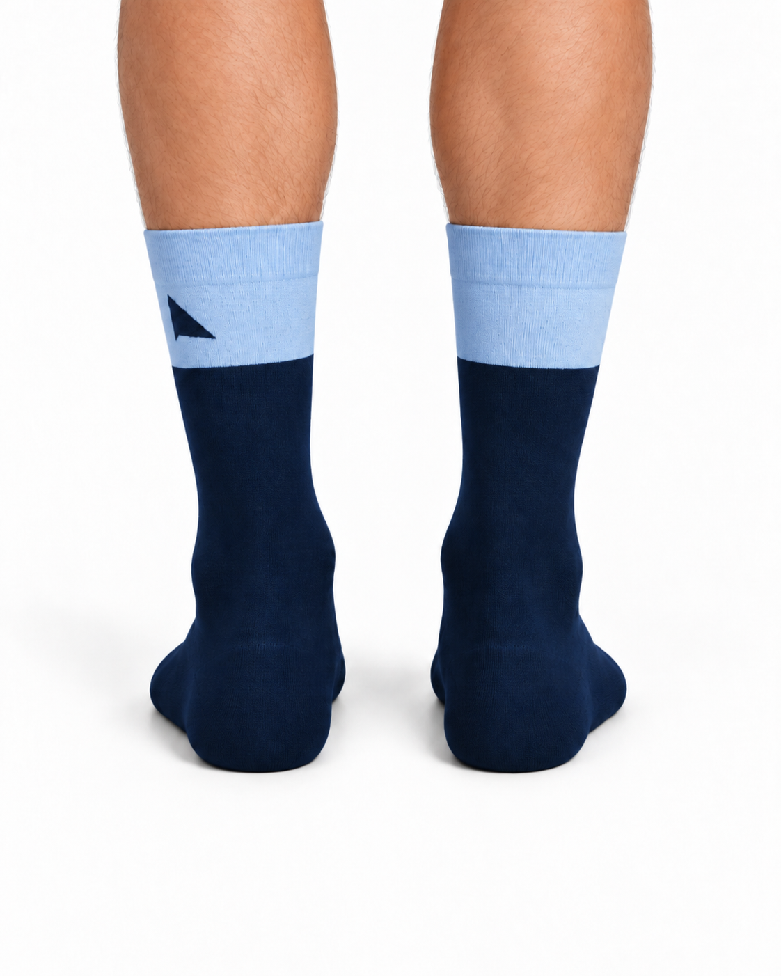 Rückansicht eines Models mit n dunkelblauen rennrdsocken und hellblauem Bündchen vor weißem Hintergrund.