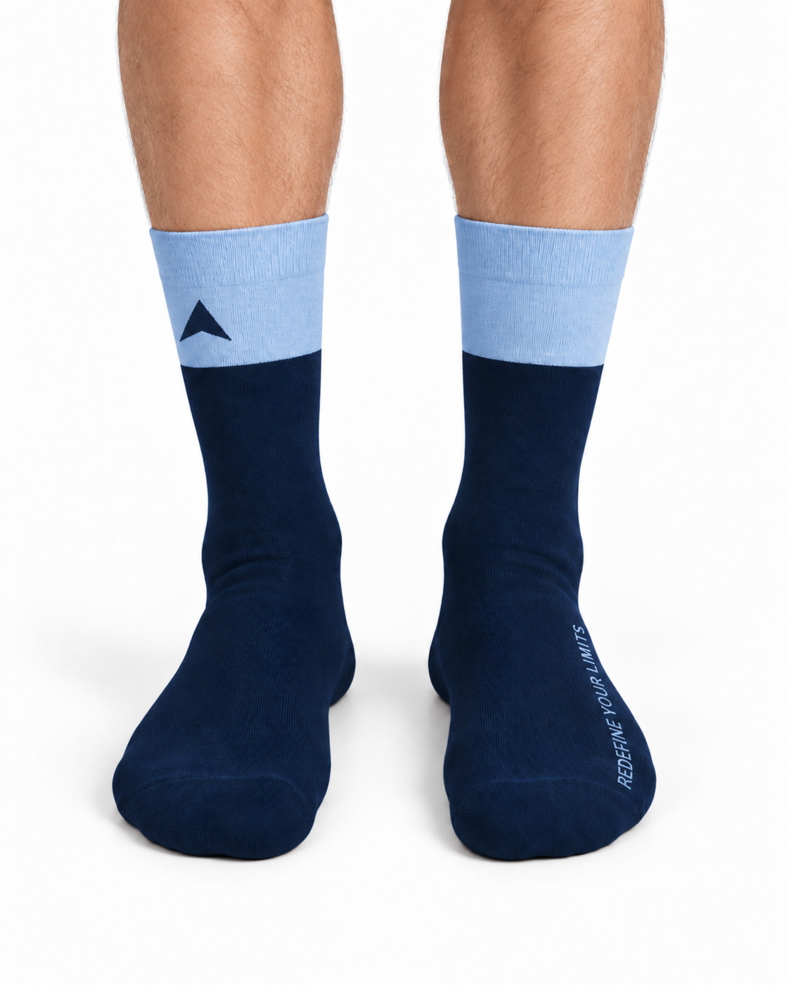 Das Model trägt dunkelblaue Rennradsocken mit hellblauem Bündchen.