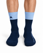 Das Model trägt dunkelblaue Rennradsocken mit hellblauem Bündchen.