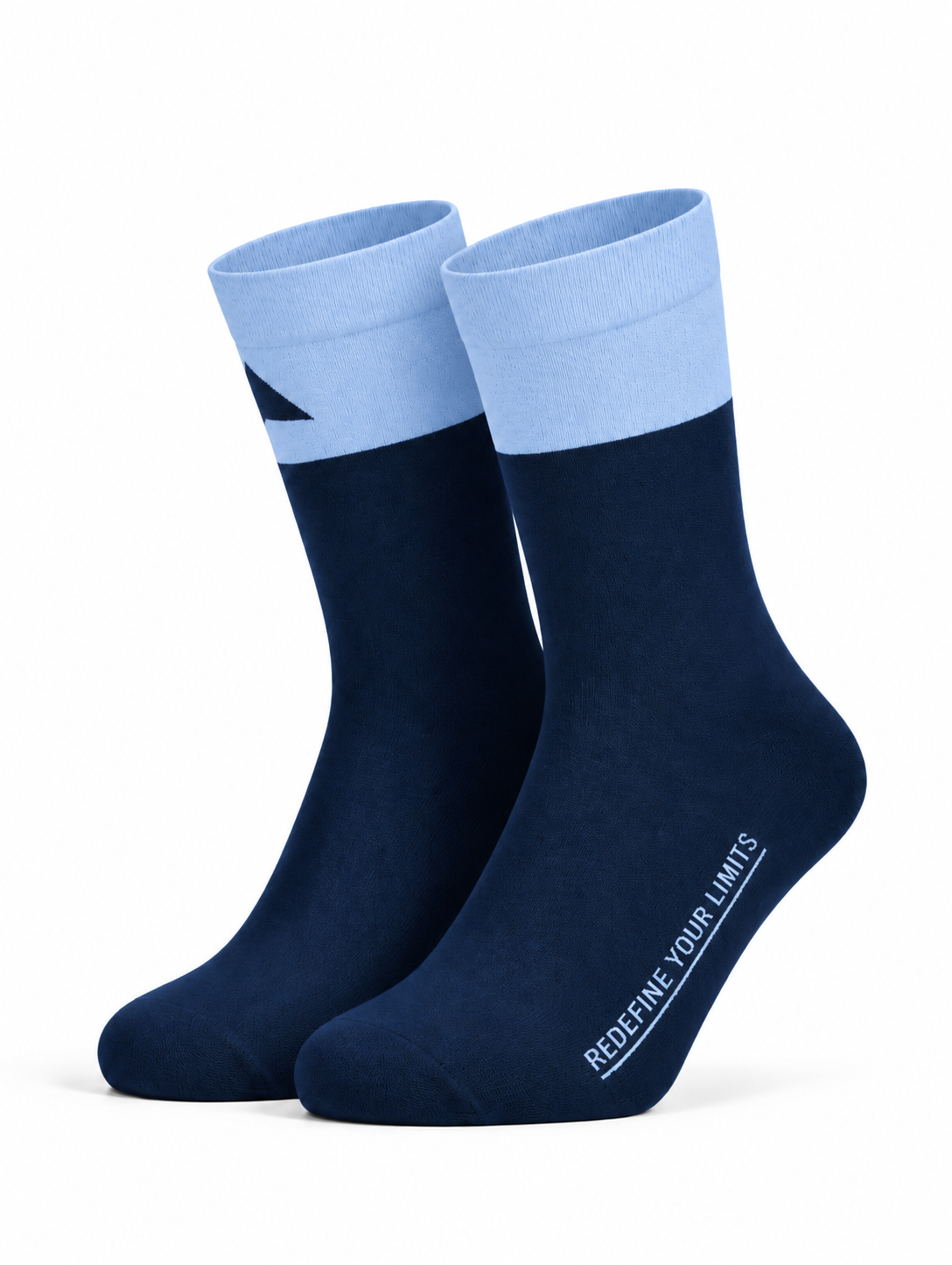 Zwei dunkelblaue Socken mit hellblauem Bündchen vor weißem Hintergrund. Auf einer Socke ist ein dunkelblaues Kompass-/Pfeilsymbol im Bündchen zu sehen, auf der anderen steht seitlich „REDEFINE YOUR LIMITS“