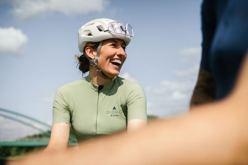 Professional Rennradtrikot fuer Damen  | Laser Cut Armabschlüssen| Grünes PIPPO Rennradtrikot für Damen, kurzärmeliges, eng anliegendes Radsporttrikot mit Laser-Cut-Armabschlüssen.