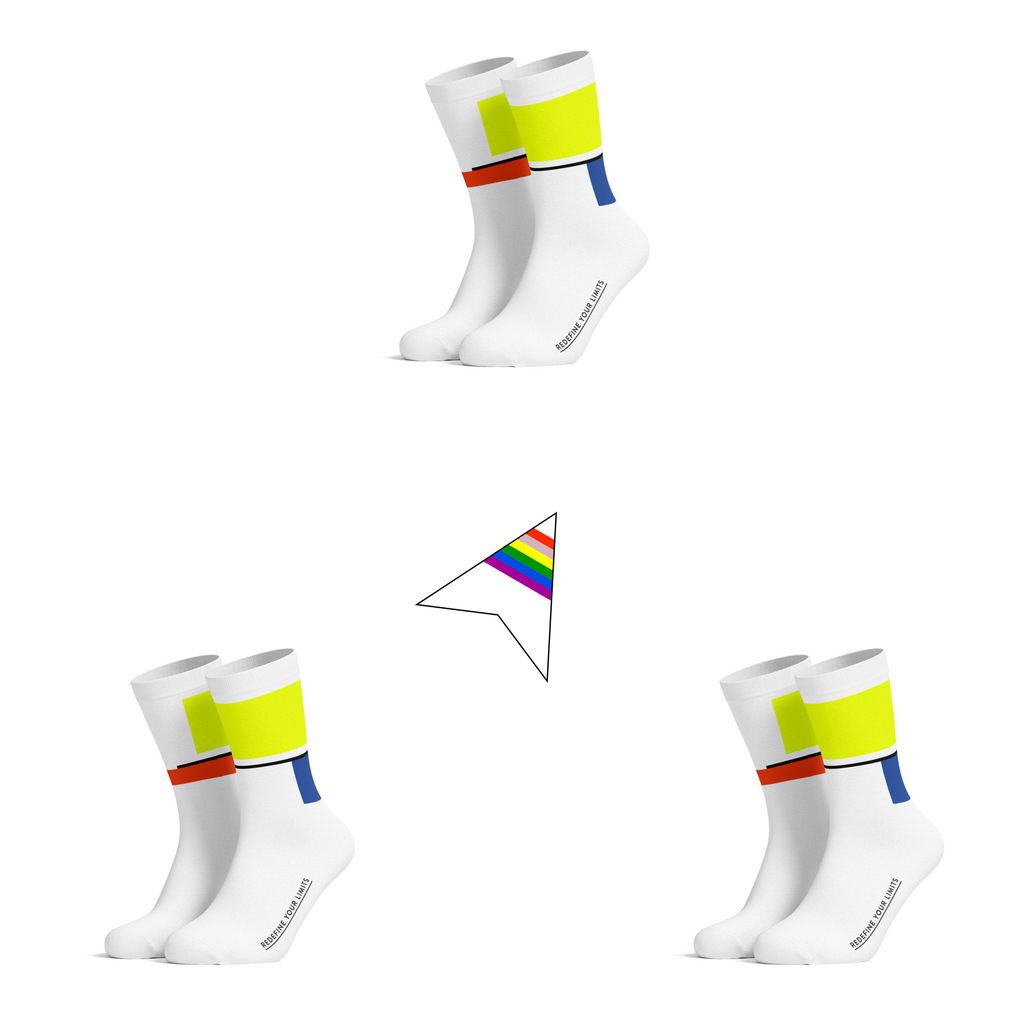 Frontansicht: Weiße Rennradsocken mit neon-gelb-blauem Mondrian-Muste