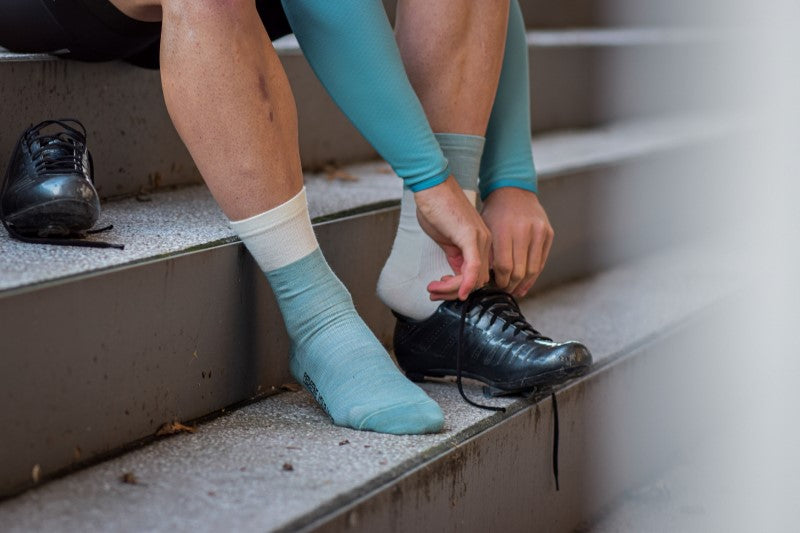 Professional cycling socks for road biking | Slogan Redefine your Limits |Mintgrüne Rennradsocken mit dem Slogan ‚Redefine Your Limits‘ an der Außenseite, atmungsaktiv und bequem, ideal für Rennradfahrer.