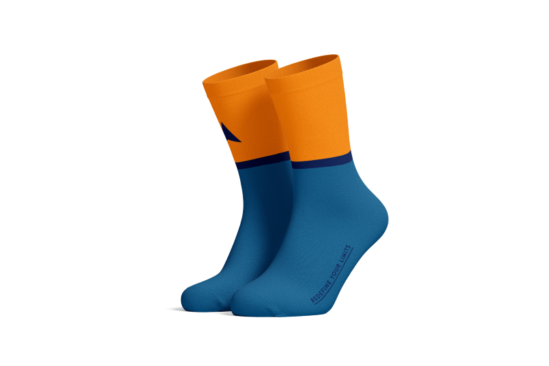 Professional cycling socks for road biking | Angenehm auf der Haut |Merino-Rennradsocken in Orange und Blau  – rutschfeste Passform mit leichter, angenehm stützender Kompression, die weder einschneidet noch kratzt und optimalen Komfort auf jeder Fahrt bietet.