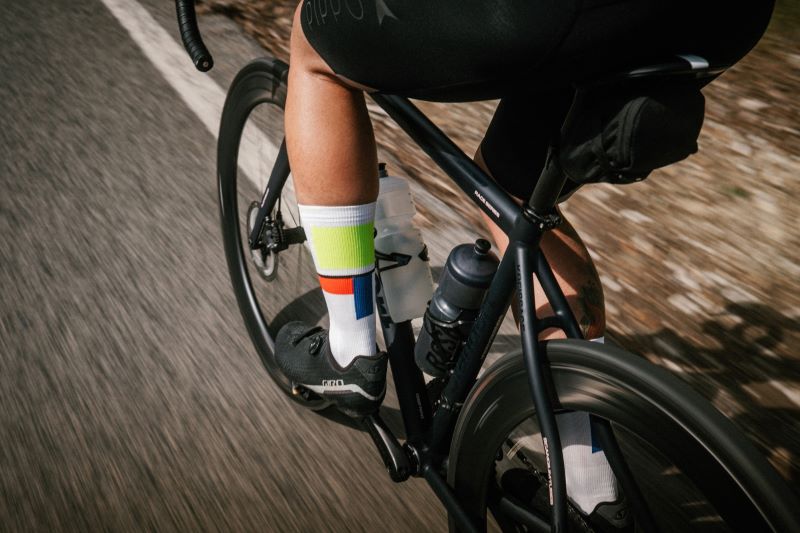herren rennrad socken Premium Rennradsocken Mondrian Weiß/Neon – Moderne Cycling Socken – PIPPO Amsterdam