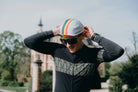 Pride Rennrad Cap | Pride Streifen |PIPPO Pride Kappe in Seitenansicht, dezentes Design trifft klare Pride-Botschaft