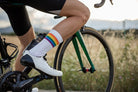 Professional cycling socks for road biking | Kein Verrutschen | Leichte Kompression, die perfekt sitzt, nicht verrutscht und weder einschnürt noch kratzt. Für ein angenehm stützendes Tragegefühl auf jeder Fahrt