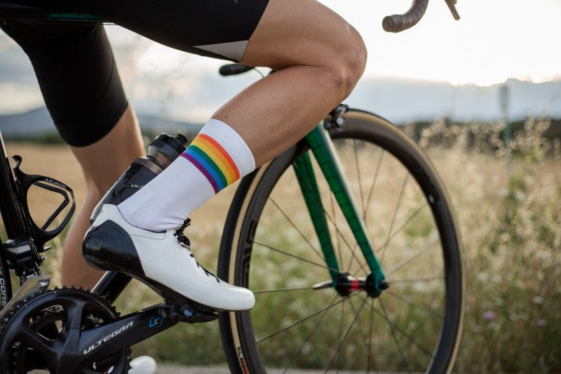 Professional cycling socks for road biking | Kein Verrutschen | Leichte Kompression, die perfekt sitzt, nicht verrutscht und weder einschnürt noch kratzt. Für ein angenehm stützendes Tragegefühl auf jeder Fahrt