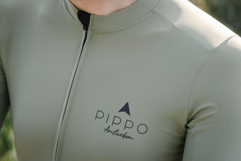 Professional cycling socks for road biking | Zipper Garage|Der integrierte Zipper-Garage schützt das Kinn vor Reibung und sorgt für maximalen Komfort auf jeder Fahrt.