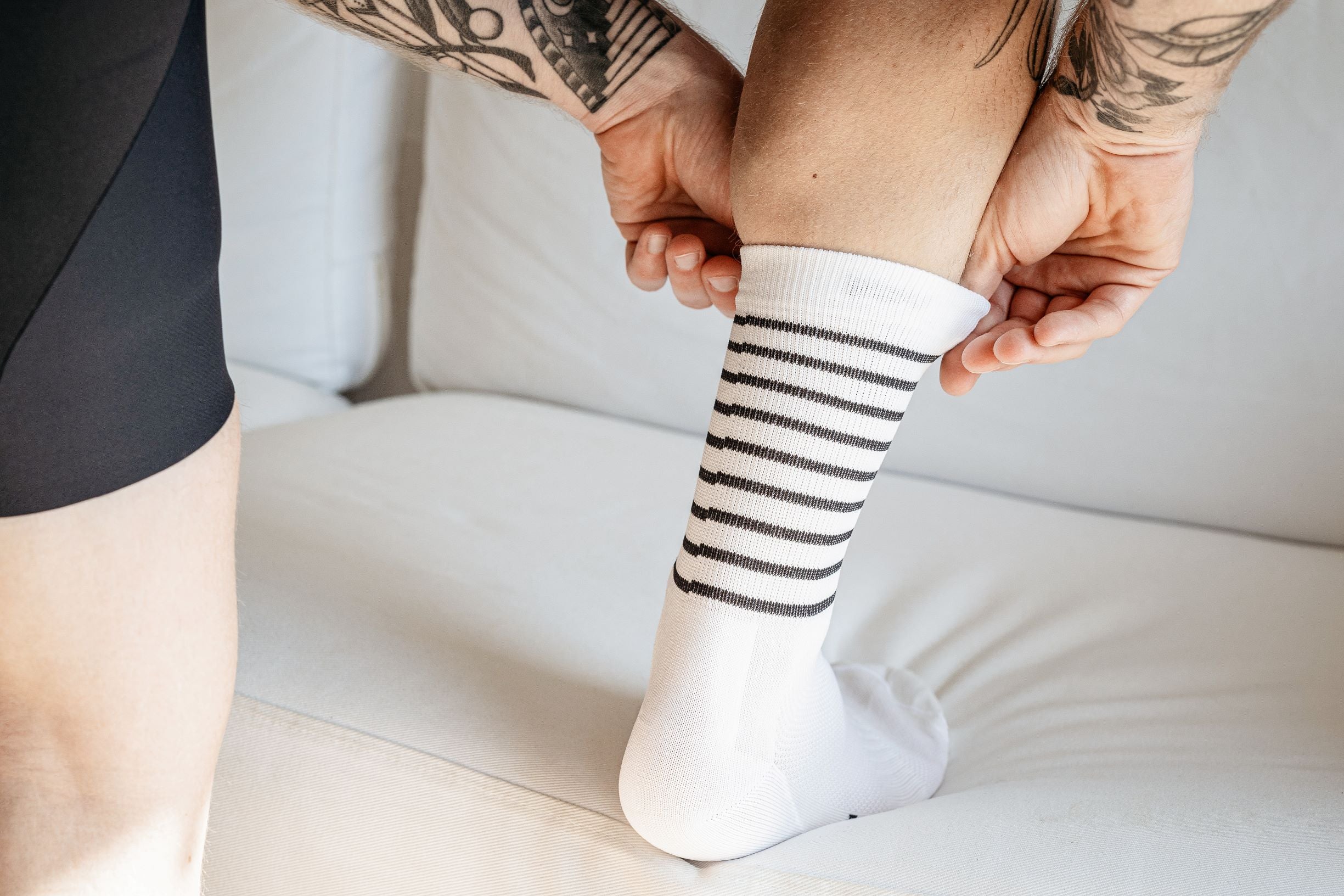 Premium Rennradsocken Streifen Schwarz-Weiß – Klassische Cycling Socke – PIPPO Amsterdam