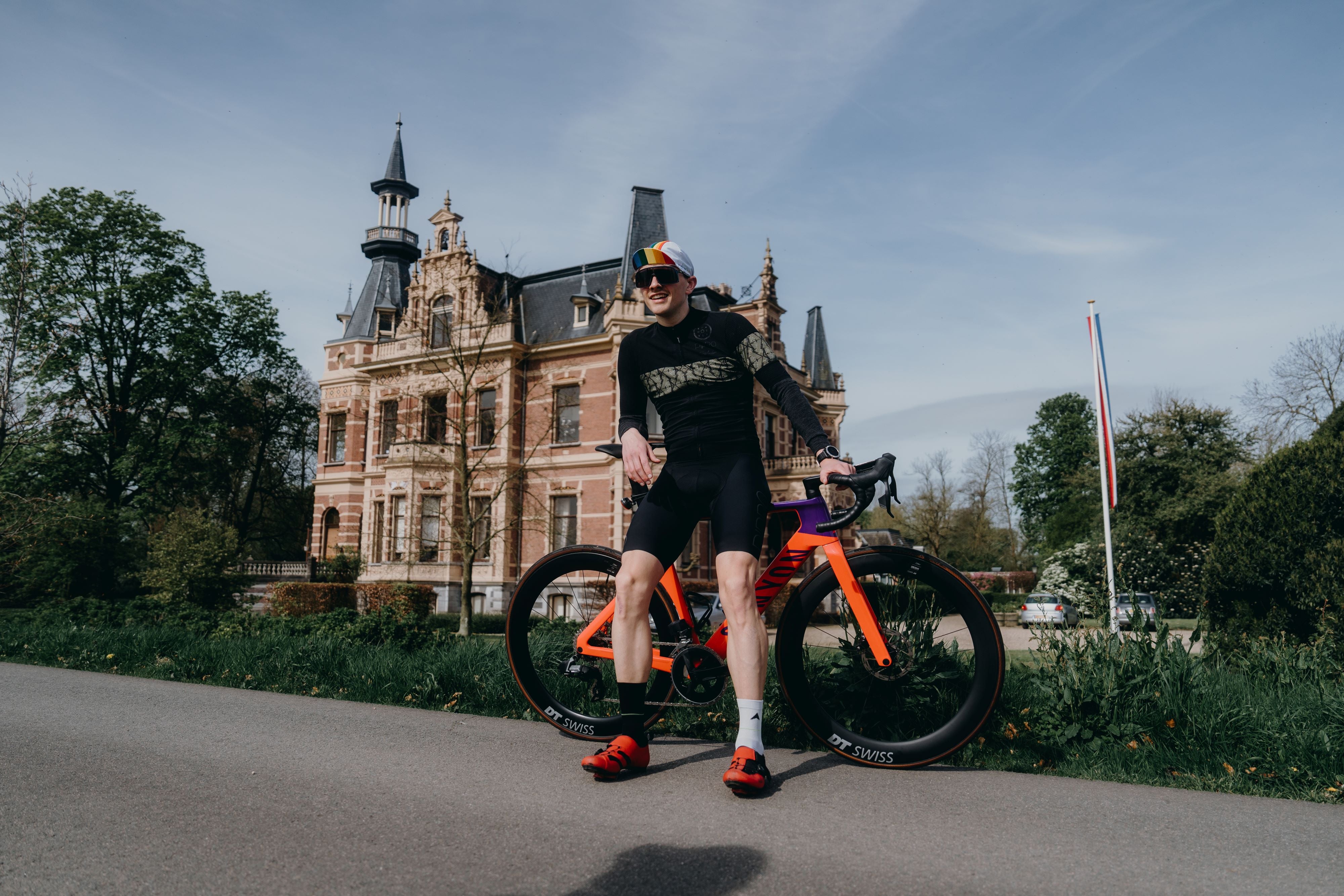 rennradfahrer stehen mit Schloss im Hintergrund