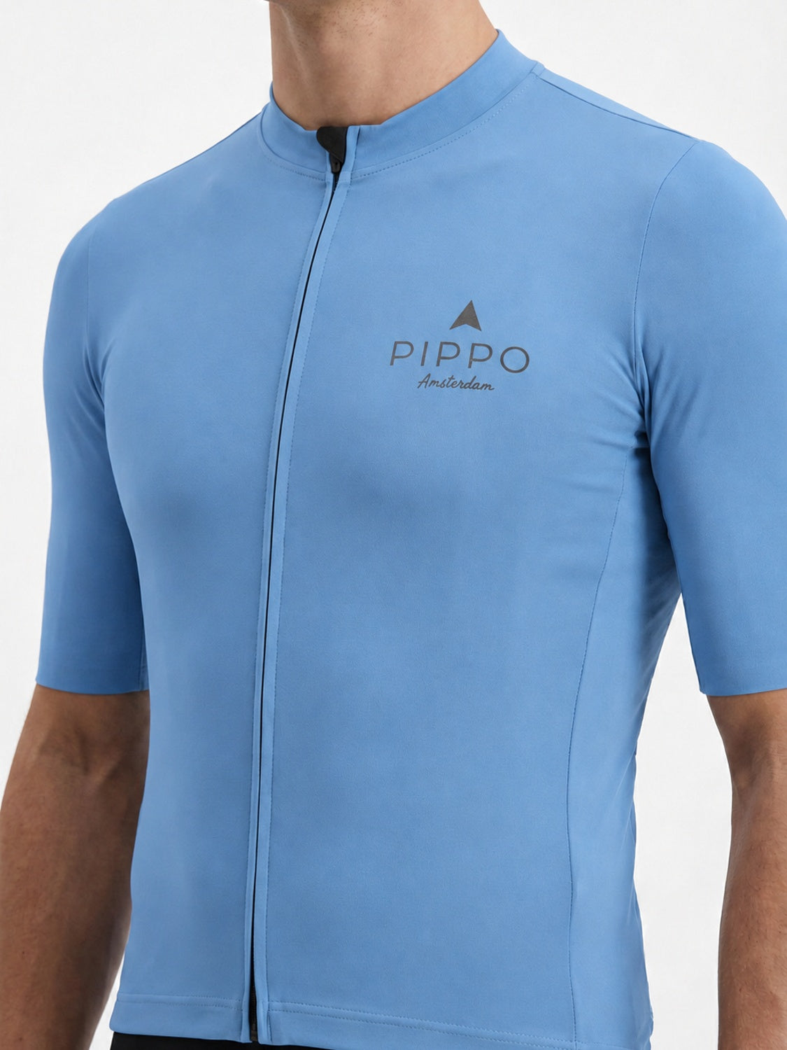 Detailaufnahme des PIPPO Amsterdam Performance-Radtrikots in Hellblau. Das Rennradtrikot überzeugt mit aerodynamischer Passform, hochwertigem Funktionsmaterial, durchgehendem Frontreißverschluss und einem zeitlosen, minimalistischen Design für anspruchsvolle Radsportlerinnen und Radsportler.