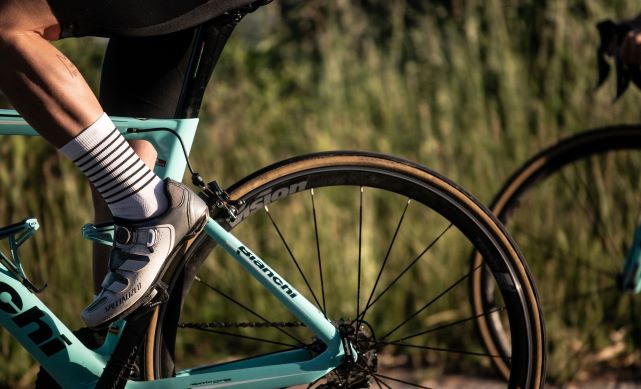 Cap and Sock Bundle for cyclist | Streifen Design |Athletische Radfahrersocken mit modernem Streifenmuster