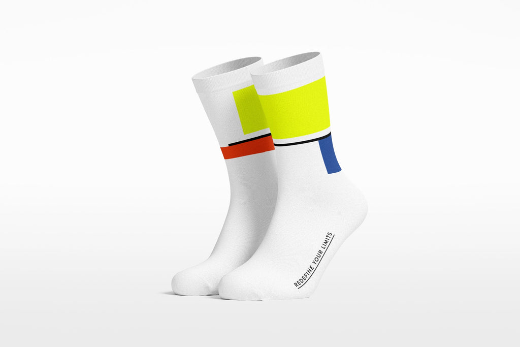 Frontansicht: Weiße Rennradsocken mit neon-gelb-blauem Mondrian-Muste