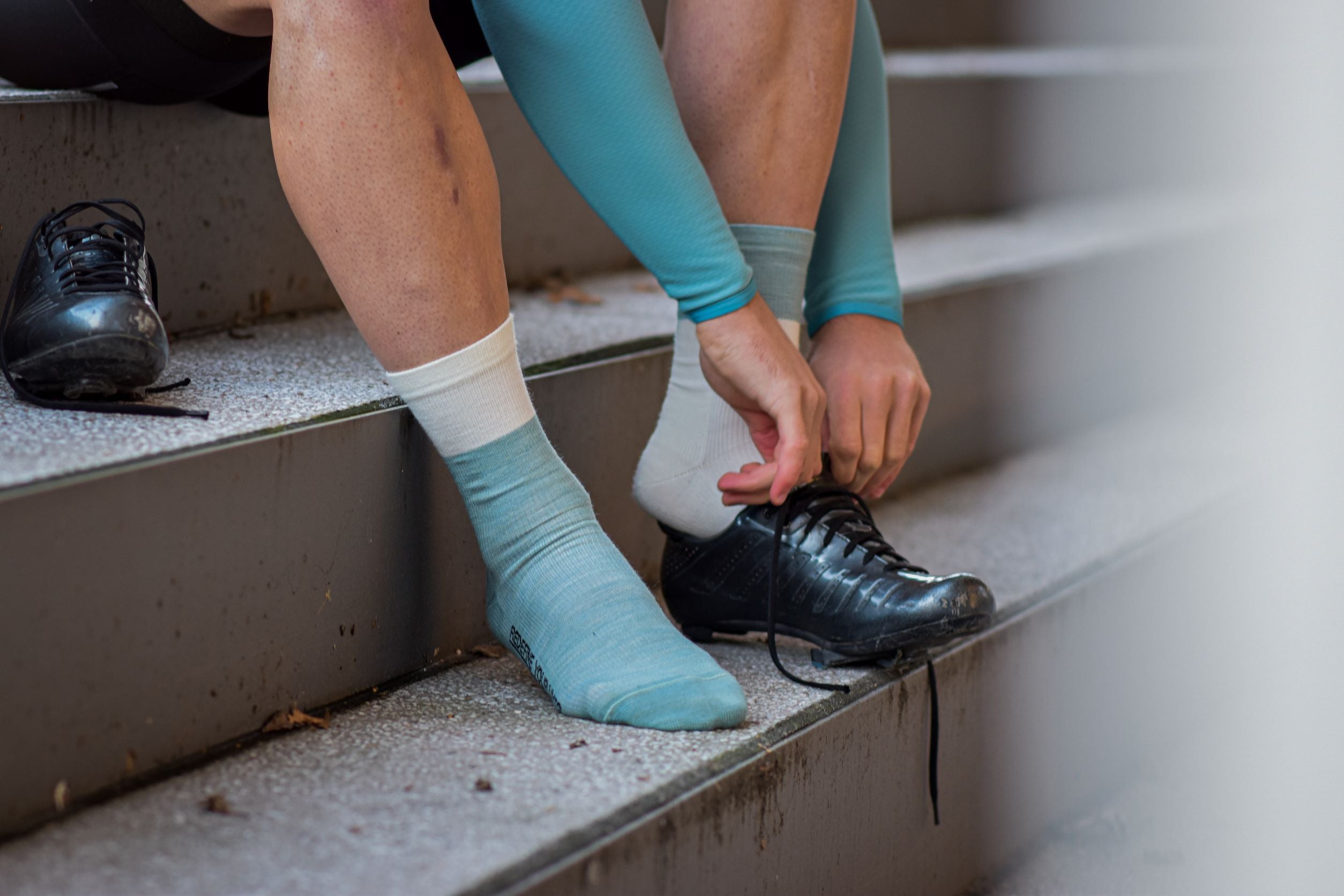 Professional cycling socks for road biking | Solgan Redefine your Limits |Mintgrüne Rennradsocken mit dem Slogan ‚Redefine Your Limits‘ an der Außenseite, atmungsaktiv und bequem, ideal für Rennradfahrer.