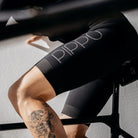 Angezogene Rennradhose mit Blick auf das PIPPO Logo