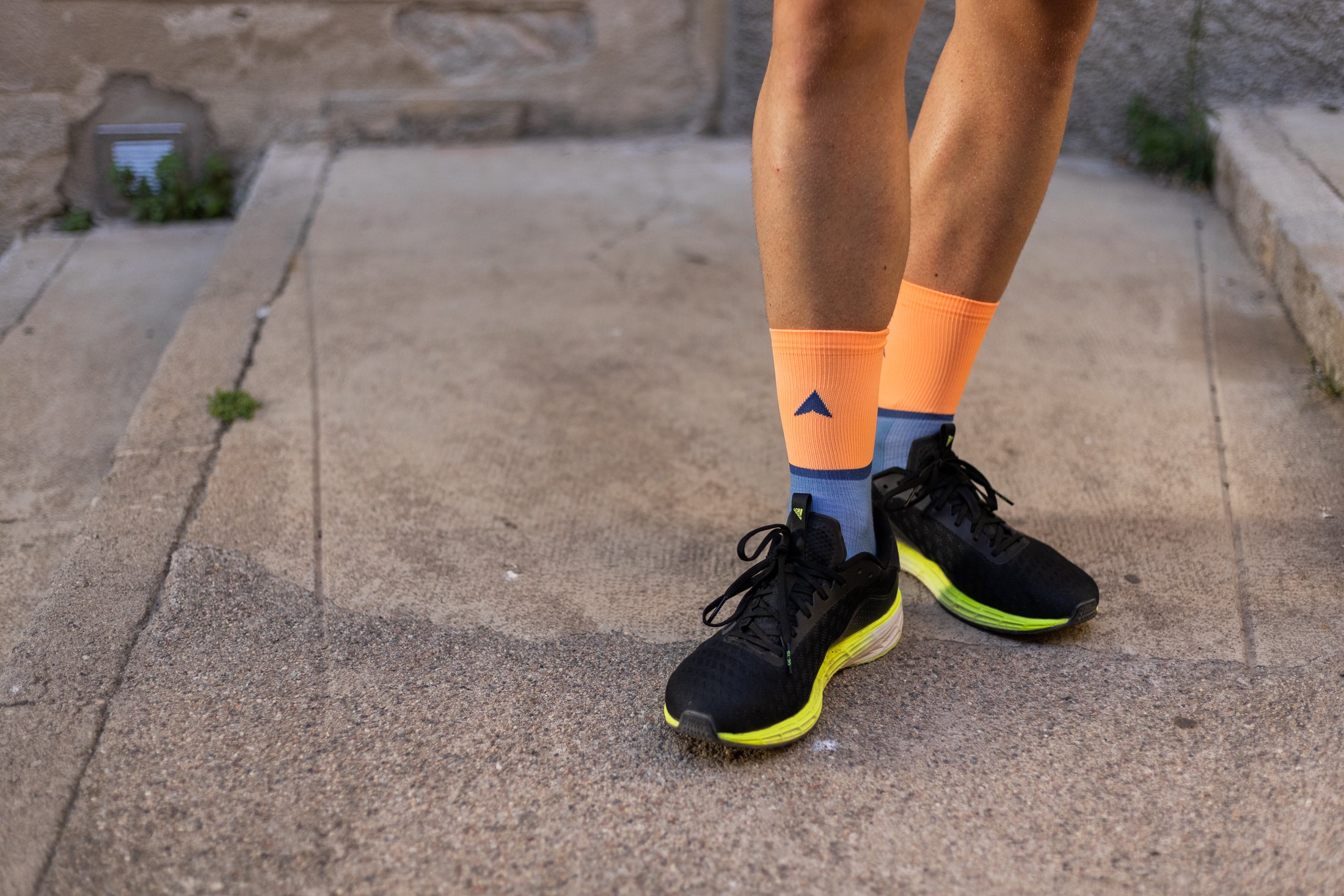 Professional cycling socks for road biking | Stylisches Design | Merino Rennradsocken in Orange und Blau mit stylischem Design, atmungsaktiv und bequem für Rennradfahrer.