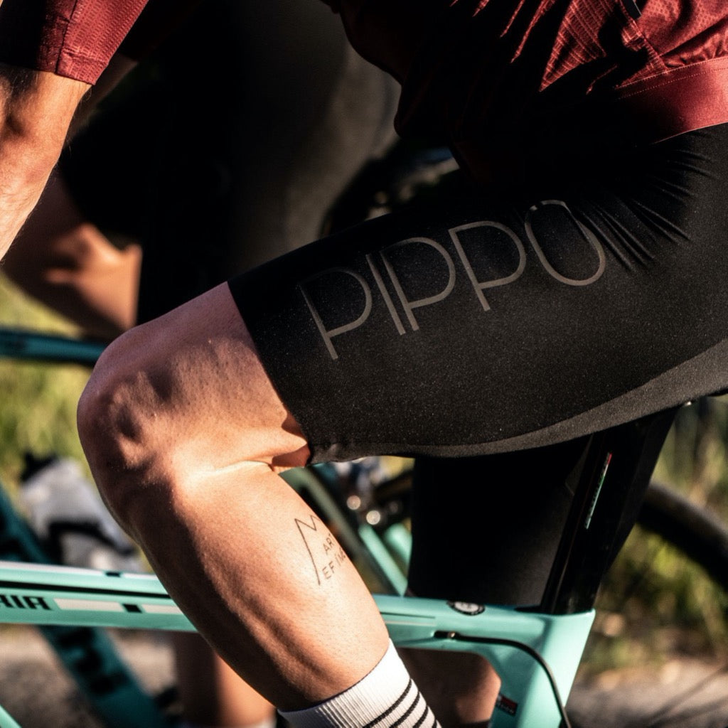 PIPPO De Ronde Bib short side view on the bike 