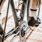 Kurze reflektierende Rennradsocke in Weiß /schwarz auf dem Rennrad