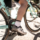 Kurze reflektierende Rennradsocke in Weiß /schwarz angezogen auf dem Rennrad